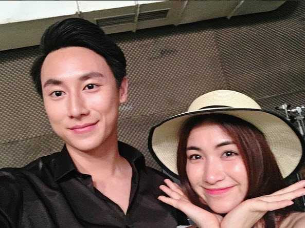 Hòa Minzy mặc áo trễ cổ, hé lộ 