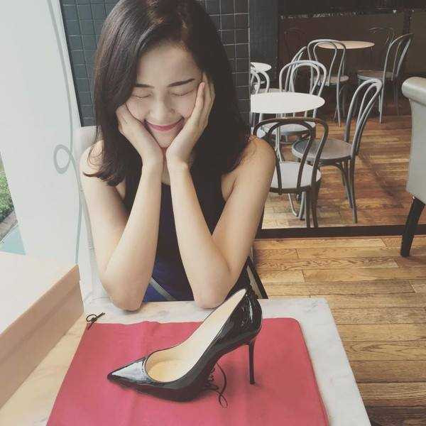 Bóc mác loạt hàng hiệu đắt đỏ của cô "Tấm" Hạ Vi - 11