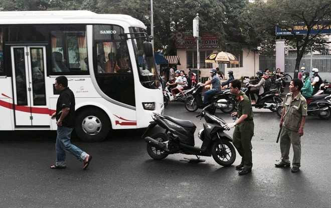 Thanh nien bi chem gan lia tay khi dang chay xe o Sai Gon hinh anh 1