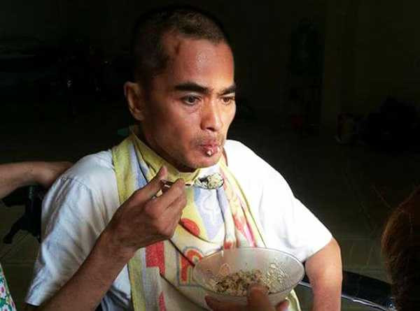 Nguyễn Hoàng cầm được muỗng múc cơm ăn trong niềm vui của cả nhà. Ảnh: N.H