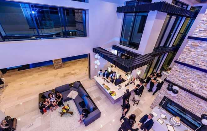 Biet thu moi xay cua vo chong Dan Truong o My hinh anh 3