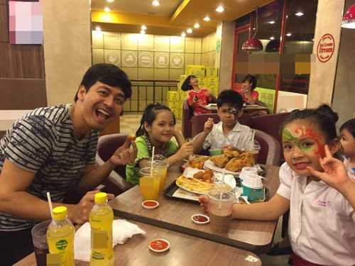 tan chay voi khoanh khac ben vo dep, con xinh cua phan anh hinh anh 5