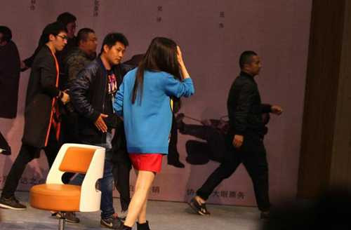 Băng Băng ngậm ngùi chào tạm biệt các sinh viên và rời đi.