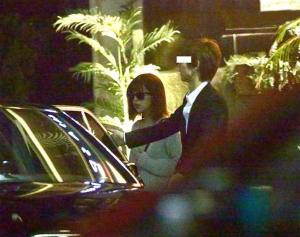 Sakaguchi lọt vào tầm ngắm paparazzi khi rời khỏi một spa, sau đó lên taxi về nhà hôm đầu tuần.