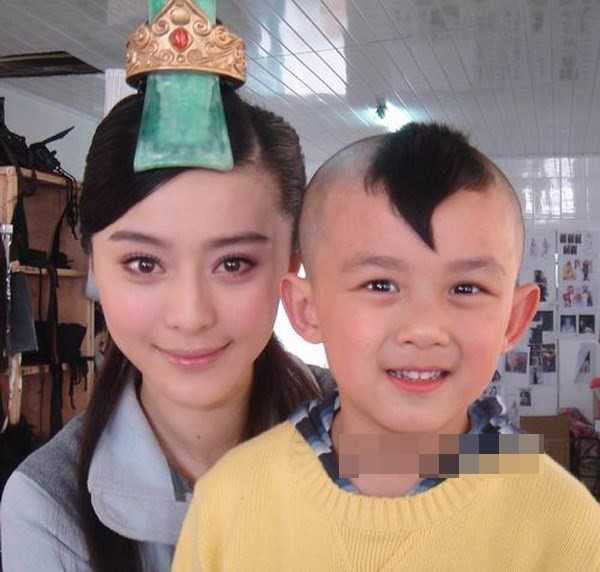 'Dong Phuong Bat Bai' len tieng ve tin qua dem voi sao tre hinh anh 2