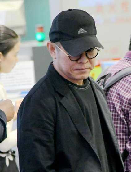 Paparazzi ghi lại hình ảnh của Lý Liên Kiệt tại sân bay hôm 26/10, ngôi sao Hong Kong ăn mặc đơn giản, đội mũ che sát mặt để tránh sự chú ý. Những năm gần đây, vì bệnh cường tuyến giáp ngày một nặng, Liên Kiệt già sọm đi, sức khỏe cũng giảm sút.