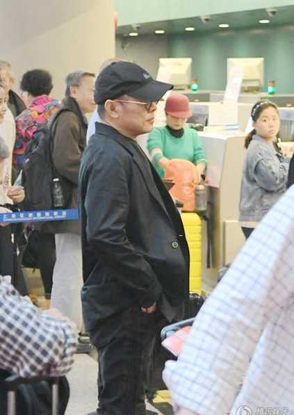 Ngôi sao Hong Kong đi một mình mà không có trợ lý. Vì ốm đau, Lý Liên Kiệt không còn xuất hiện nhiều trên màn ảnh như trước, anh dành nhiều thời gian chữa trị, tập luyện khí công để đẩy lùi bệnh tật. Tuy nhiên, dấu hiệu xuống sức lộ rõ trên gương mặt, vóc dáng của anh.