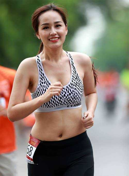 nguoi mau, hoa hau viet gay bat ngo voi vong eo ngan mo hinh anh 2