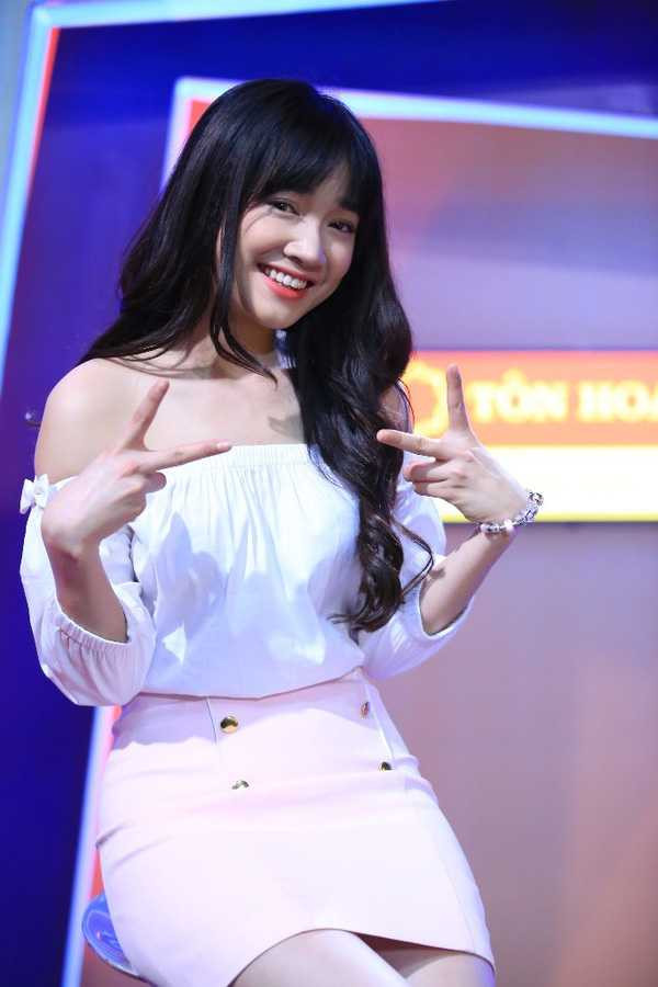 nha phuong lot xac tu “gai que” den my nhan khoe nguc 