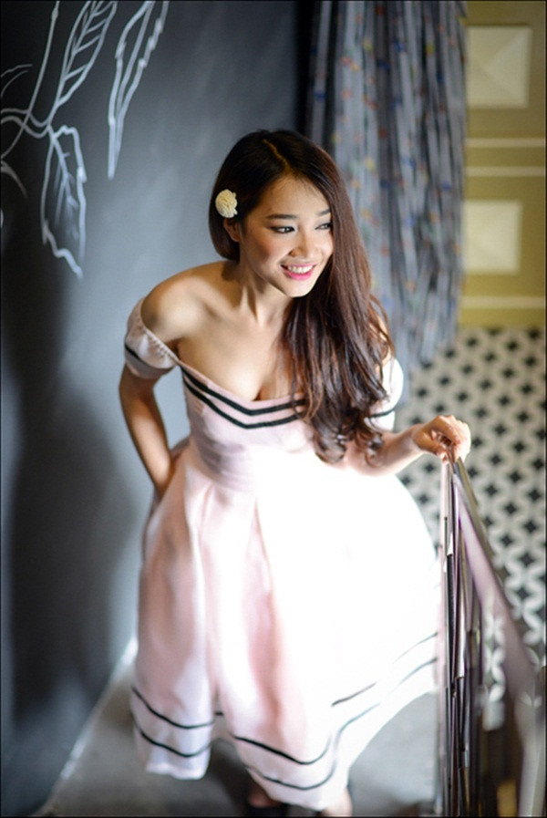 nha phuong lot xac tu “gai que” den my nhan khoe nguc 