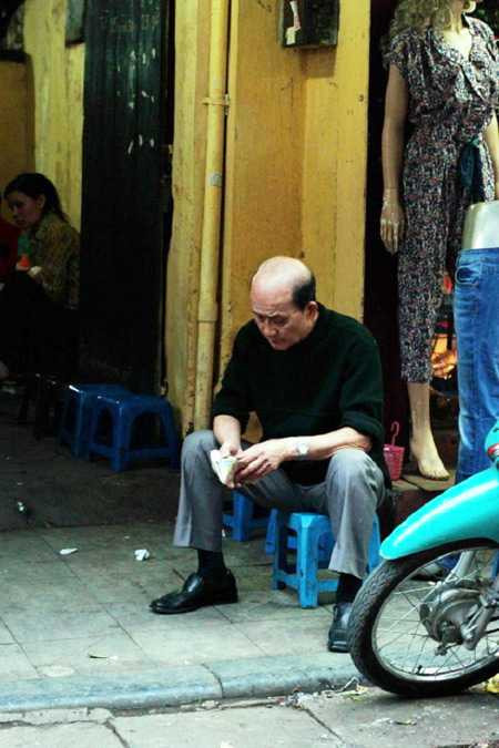 Hình ảnh người nghệ sĩ già ngồi bên quán nhỏ đã trở thành ký ức không phai của nhiều thế hệ người Hà Nội. Ảnh: foodclick