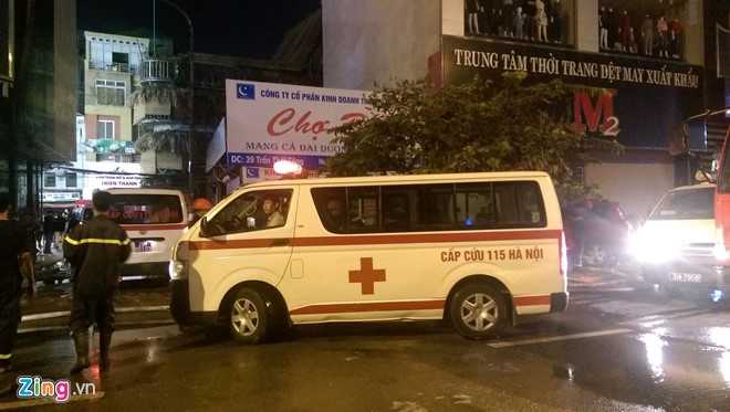 Ben trong hien truong vu hoa hoan tai quan karaoke hinh anh 10