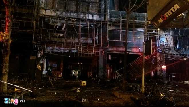 Ben trong hien truong vu hoa hoan tai quan karaoke hinh anh 2