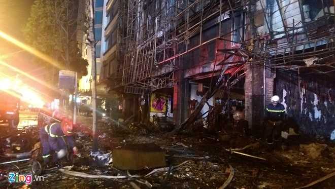 Ben trong hien truong vu hoa hoan tai quan karaoke hinh anh 9