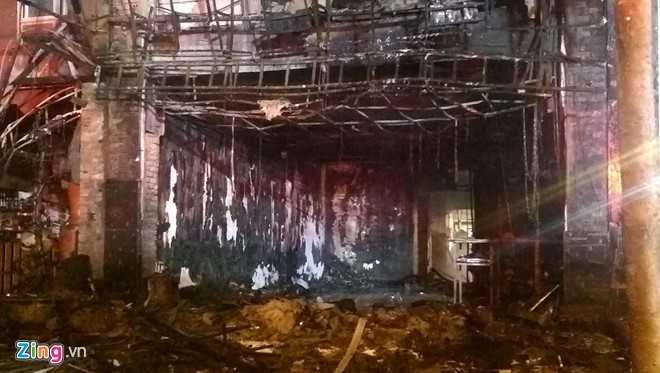 Ben trong hien truong vu hoa hoan tai quan karaoke hinh anh 4