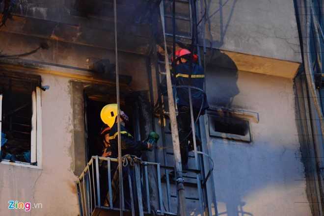 Ben trong hien truong vu hoa hoan tai quan karaoke hinh anh 3