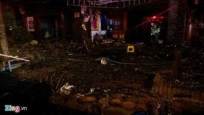 Ben trong hien truong vu hoa hoan tai quan karaoke hinh anh 8