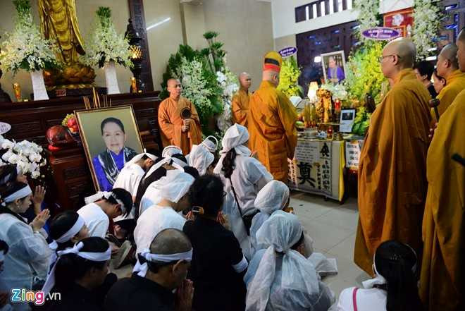 Cac con nuoi khoc nuc no o le hoa tang sau nu Ut Bach Lan hinh anh 1