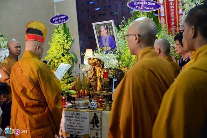 Cac con nuoi khoc nuc no o le hoa tang sau nu Ut Bach Lan hinh anh 2