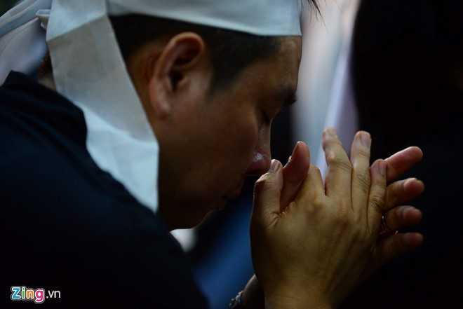 Cac con nuoi khoc nuc no o le hoa tang sau nu Ut Bach Lan hinh anh 4