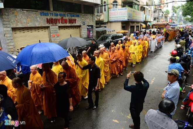 Cac con nuoi khoc nuc no o le hoa tang sau nu Ut Bach Lan hinh anh 10