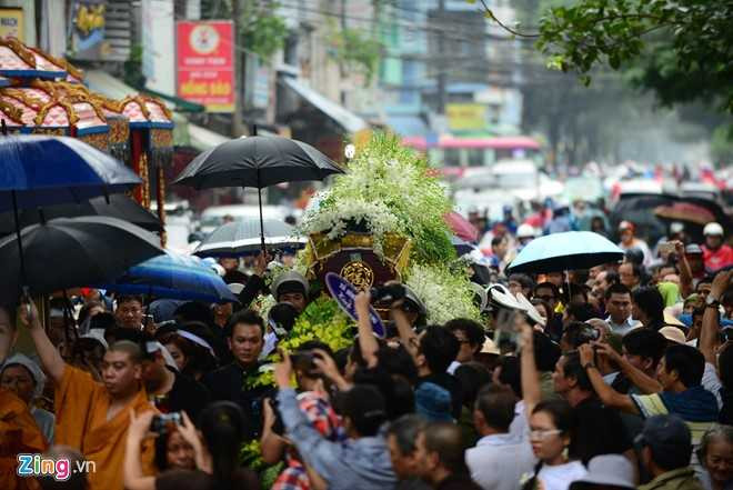 Cac con nuoi khoc nuc no o le hoa tang sau nu Ut Bach Lan hinh anh 7
