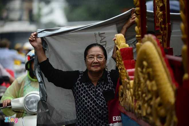 Cac con nuoi khoc nuc no o le hoa tang sau nu Ut Bach Lan hinh anh 12