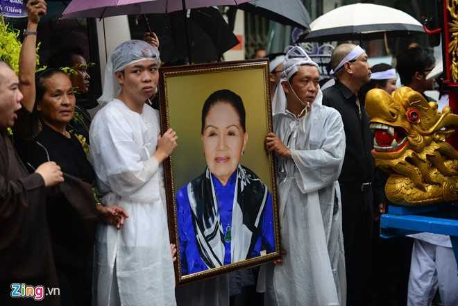 Cac con nuoi khoc nuc no o le hoa tang sau nu Ut Bach Lan hinh anh 8