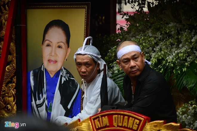 Cac con nuoi khoc nuc no o le hoa tang sau nu Ut Bach Lan hinh anh 9