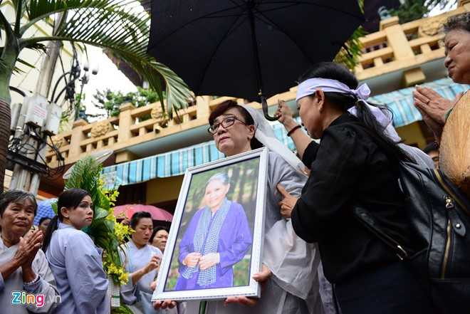 Cac con nuoi khoc nuc no o le hoa tang sau nu Ut Bach Lan hinh anh 6