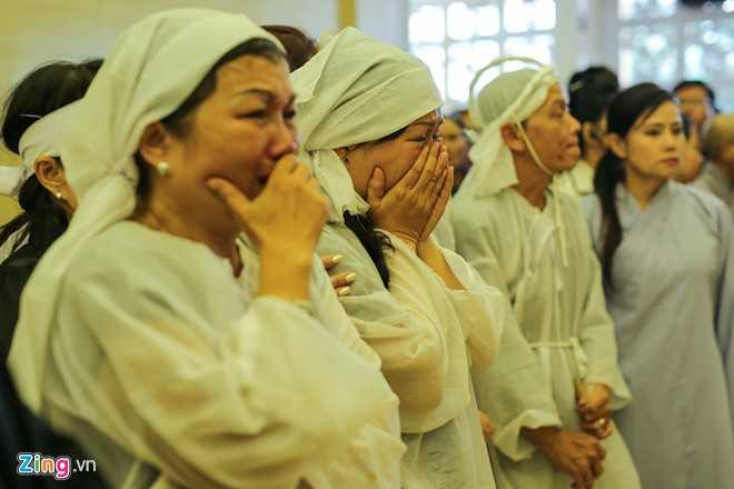 Cac con nuoi khoc nuc no o le hoa tang sau nu Ut Bach Lan hinh anh 14