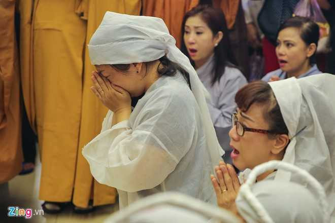 Cac con nuoi khoc nuc no o le hoa tang sau nu Ut Bach Lan hinh anh 15