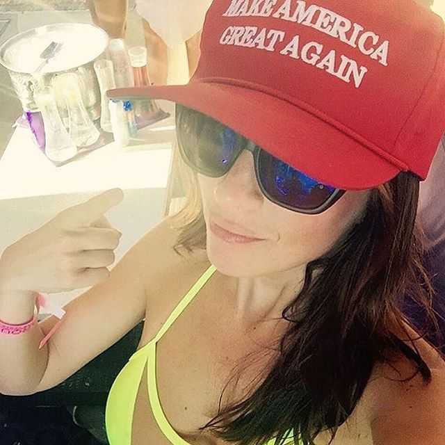 Mỹ nhân đua nhau mặc gợi cảm mừng Trump chiến thắng - 3