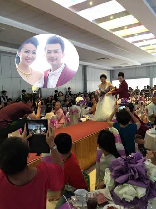 Lễ thành hôn của Lê Khánh - Tuấn Khải diễn ra tại quê nhà chú rể, huyện Châu Thành, Tiền Giang vào sáng ngày 27/12/2014. Khi di chuyển lên sân khấu để làm các thủ tục trong buổi lễ, vì váy cưới khá dài, Lê Khánh đã dẫm vào chân váy và suýt ngã. Rất may, chú rể Tuấn Khải đã nhanh tay đỡ được người bạn đời và giúp cô giữ váy. >> Xem thêm đám cưới ngập tràn hạnh phúc của diễn viên Lê Khánh