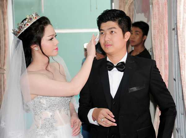 Nhật Kim Anh là một trong những nghệ sĩ gặp nhiều chuyện xui xẻo nhất trong ngày trọng đại. Dù đã chuẩn bị trước 2 máy phát điện, nhưng trong đám cưới ngày 27/12/2014, sự cố mất điện đã xảy ra đến 3 lần: tại nhà cô dâu lúc 1h30 sáng, ở tư gia nhà chú rể, cuối cùng là trong lễ thành hôn. Ở nơi đãi tiệc, vì số lượng khách mời đông hơn dự kiến nên gia đình nữ diễn viên phải huy động thêm người để đón khách. Khi buổi tiệc kết thúc, nhiều khách mời vẫn chưa chịu về mà nán lại để chụp ảnh kỷ niệm với đôi uyên ương. Do không khí quá ngột ngạt, Nhật Kim Anh đã bị choáng, suýt ngất xỉu, dù trước đó, cô vẫn rạng rỡ khi cử hành hôn lễ. >> Xem thêm hình ảnh xinh đẹp của cô dâu Nhật Kim Anh