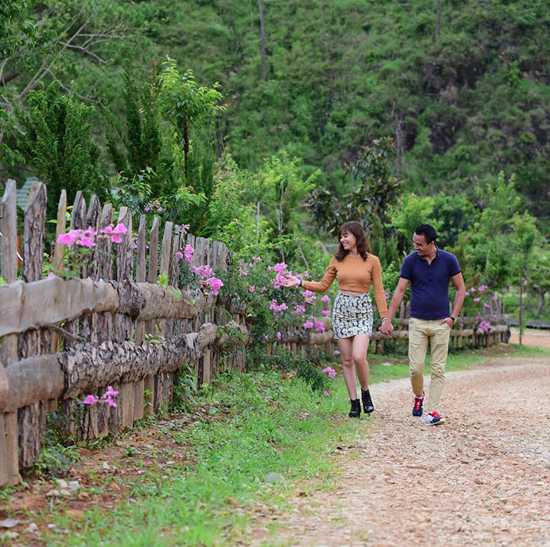 Cùng với những khoảnh khắc ngọt ngào, Hoàng Linh thi thoảng viết status tràn ngập hạnh phúc trong tình yêu: 