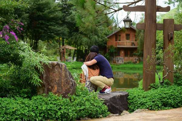 Những đồng nghiệp tại VTV như MC Quang Minh, Á hậu Thụy Vân, MC Minh Hà, MC Phí Linh... đều chúc mừng cho Hoàng Linh đã tìm được bến đỗ mới sau sóng gió. 