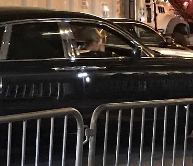 Lady Gaga om mat khoc, dung phan doi truoc toa thap Trump hinh anh 1