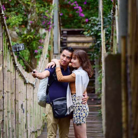 Thời gian gần đây, MC Hoàng Linh thoải mái chia sẻ một số hình ảnh thân mật bên chàng trai mới như lời khẳng định cho việc cô đã ly hôn. Theo một nguồn tin, bạn trai của MC 'Chúng tôi là chiến sĩ' cũng làm việc trong Đài Truyền hình Việt Nam. 