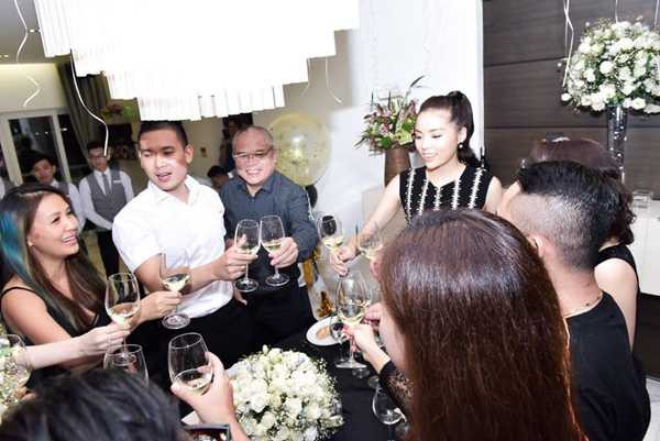 Hôm qua (13/11), Kỳ Duyên đã tổ chức tiệc sinh nhật đón tuổi 20 với sự tham gia của gia đình và nhóm bạn thân thiết. Trong số những bức ảnh về bữa tiệc, khán giả ngạc nhiên khi thấy sự góp mặt của vị đại gia trẻ tuổi Tạ Công Sơn. Anh vui vẻ cầm ly rượu chúc mừng Hoa hậu Việt Nam 2014, thậm chí còn rất thân thiết với bố đẻ của cô. Nhiều người đặt nghi vấn, có thể Kỳ Duyên và bạn trai cũ đã 'nối lại tình xưa' sau thời gian chia tay. Cả hai công khai tình cảm vào hồi tháng 5, từng cùng nhau đi du lịch châu Âu nhưng đến tháng 8, doanh nhân Tạ Công Sơn bất ngờ chuyển trạng thái 'độc thân' trên trang cá nhân. 