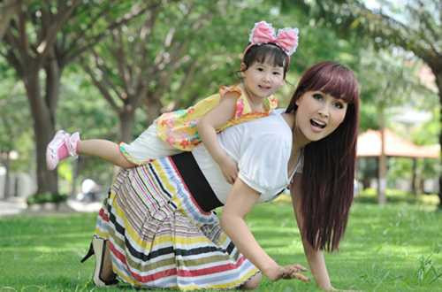 Minh Thư và con gái.