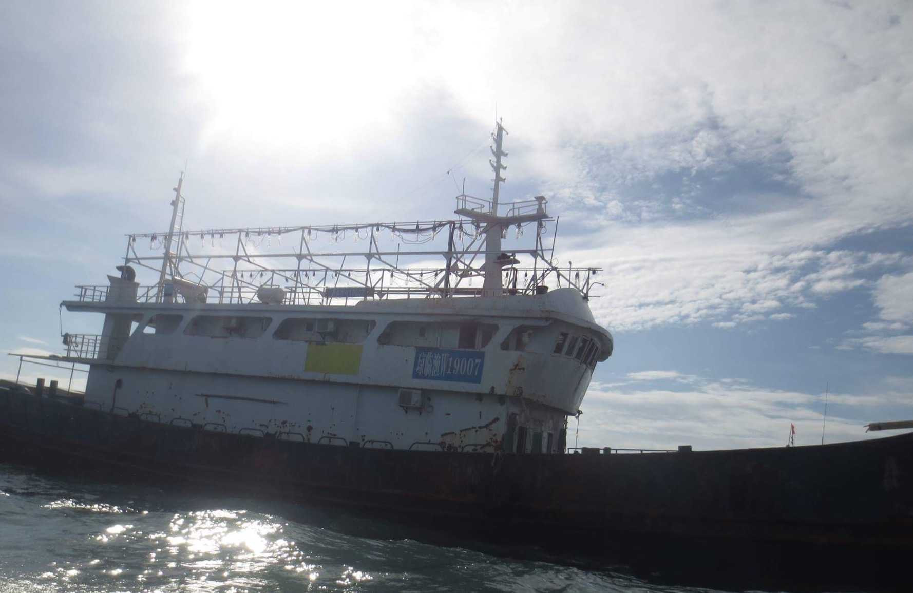 Cận cảnh con 'tàu ma' trôi dạt trên biển Bình Thuận - ảnh 10