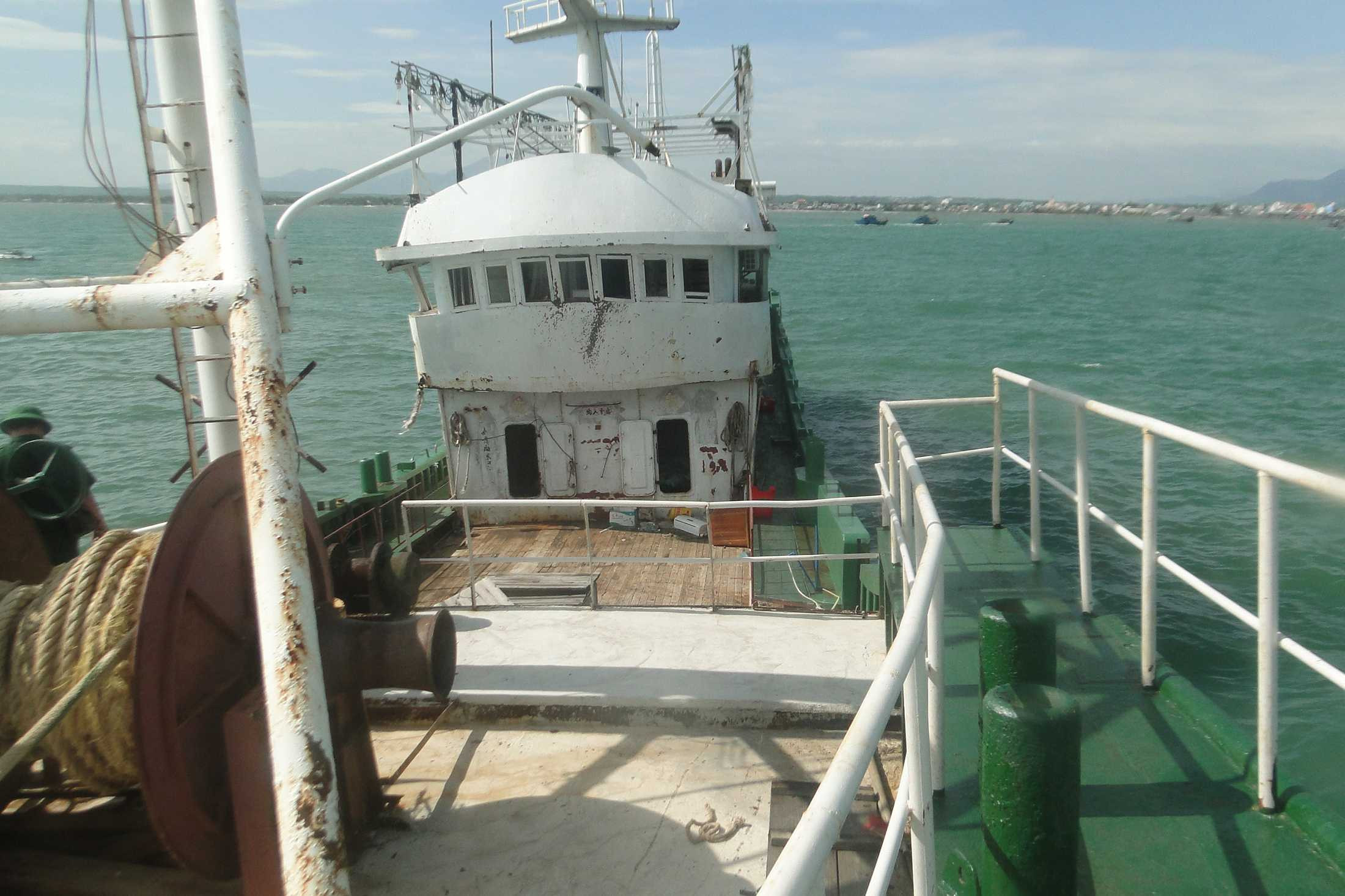 Cận cảnh con 'tàu ma' trôi dạt trên biển Bình Thuận - ảnh 3