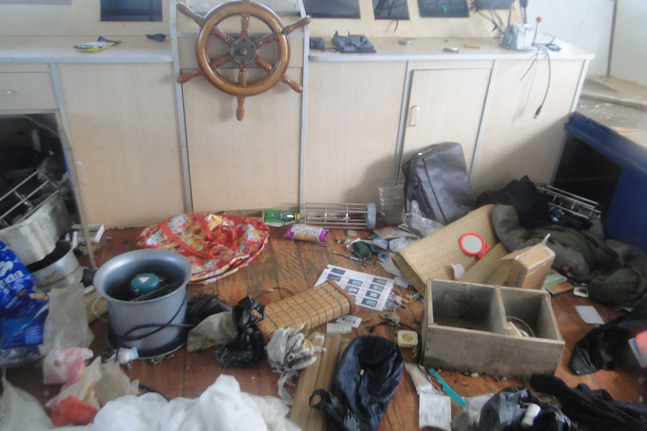 Cận cảnh con 'tàu ma' trôi dạt trên biển Bình Thuận - ảnh 6