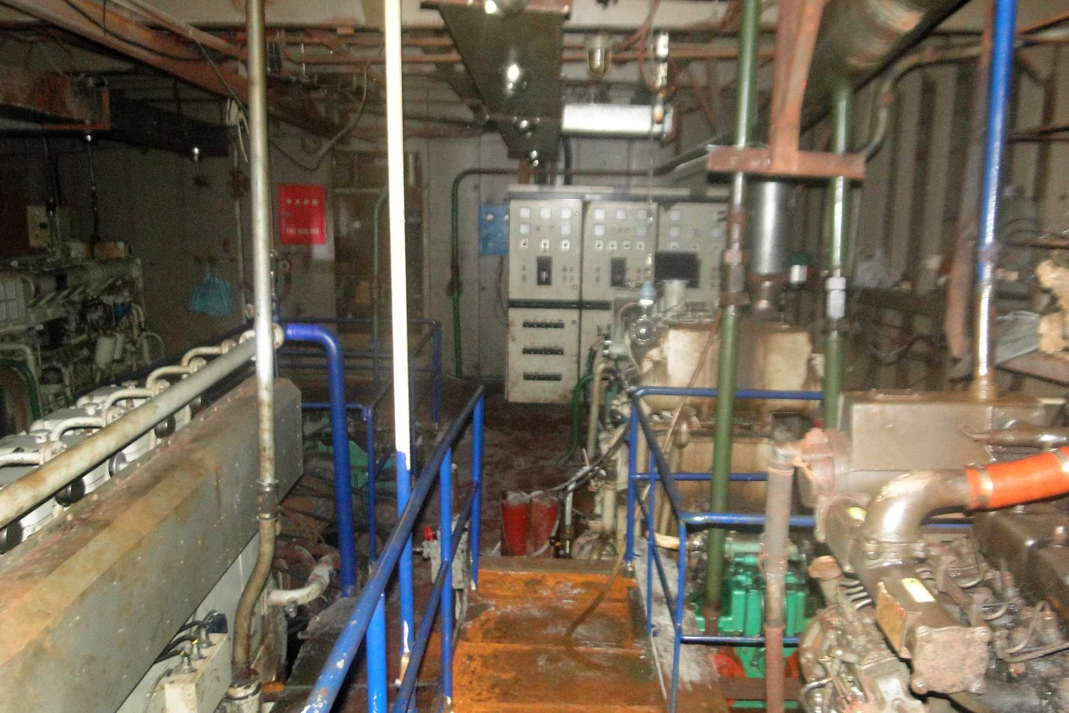 Cận cảnh con 'tàu ma' trôi dạt trên biển Bình Thuận - ảnh 5