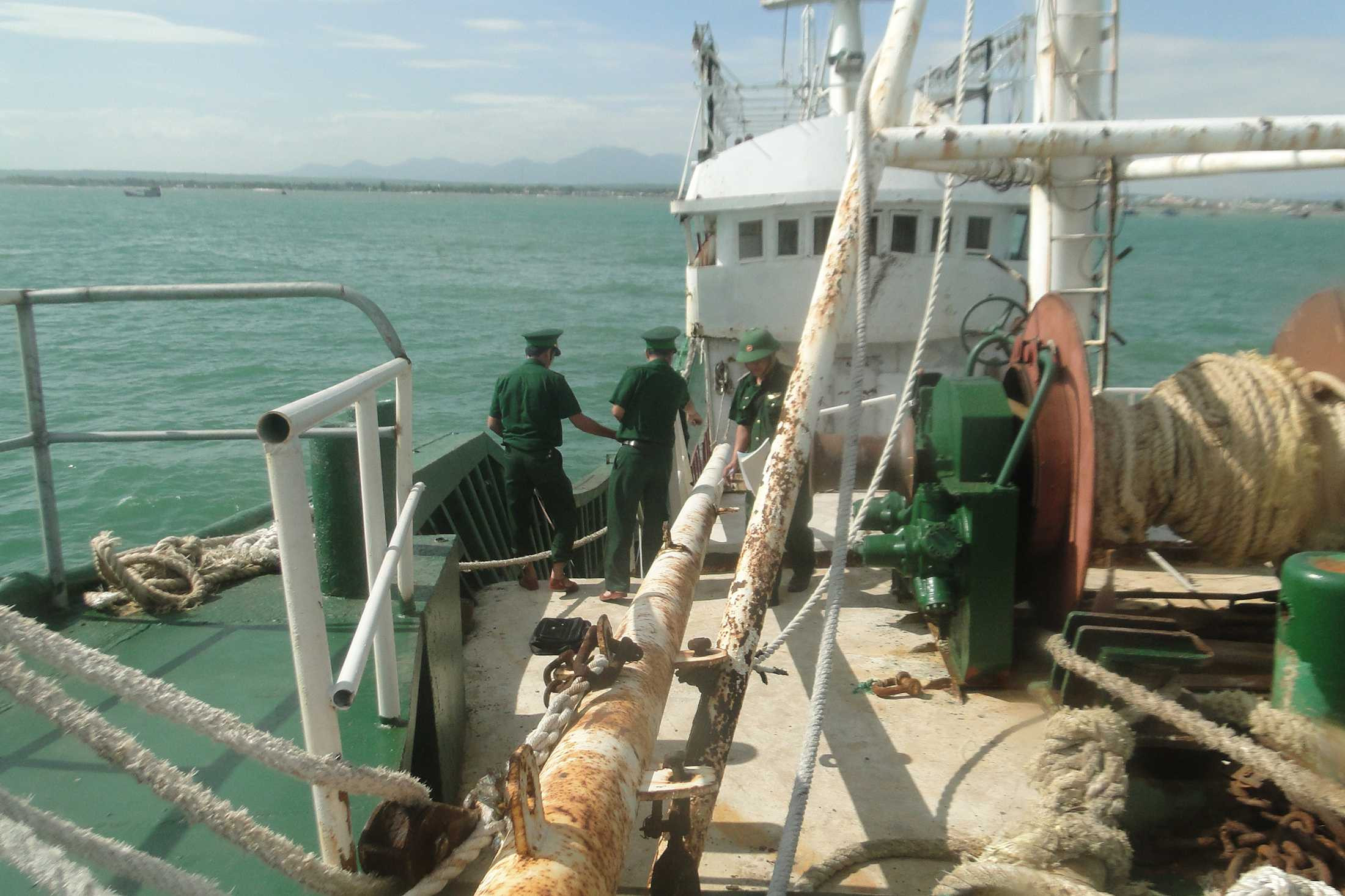 Cận cảnh con 'tàu ma' trôi dạt trên biển Bình Thuận - ảnh 4