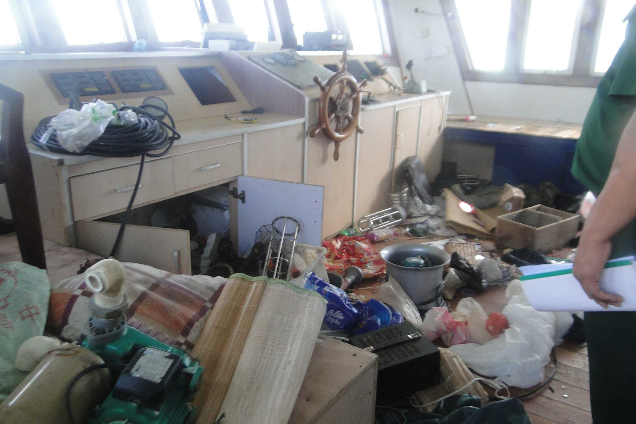 Cận cảnh con 'tàu ma' trôi dạt trên biển Bình Thuận - ảnh 7