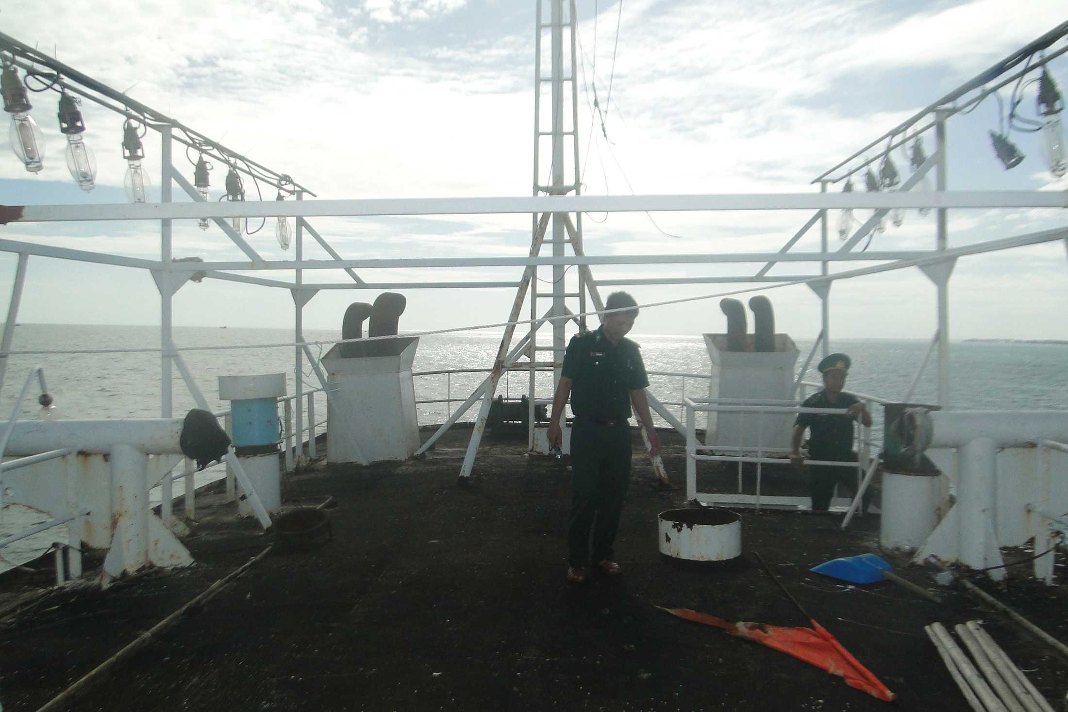 Cận cảnh con 'tàu ma' trôi dạt trên biển Bình Thuận - ảnh 9