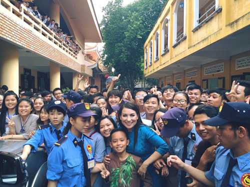 Bất ngờ với cảnh đi diễn như siêu sao của Hồ Văn Cường - 1