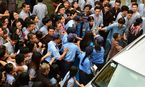 Bất ngờ với cảnh đi diễn như siêu sao của Hồ Văn Cường - 2